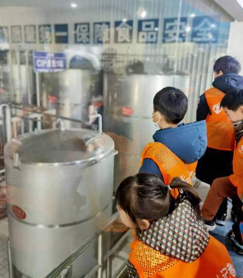 玉林日报小记者团参观广西明旺食品有限公司，探秘旺仔牛奶生产(图2)