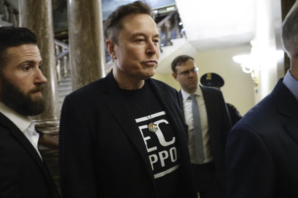 马斯克宣布成立新政党后，特斯拉股价大跌，个人财富缩水