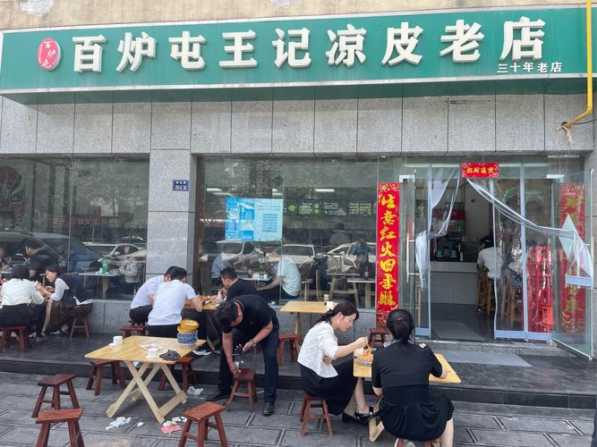 不起眼小生意利润惊人，夫妻档卖凉皮夹馍月入轻松过万(图1)