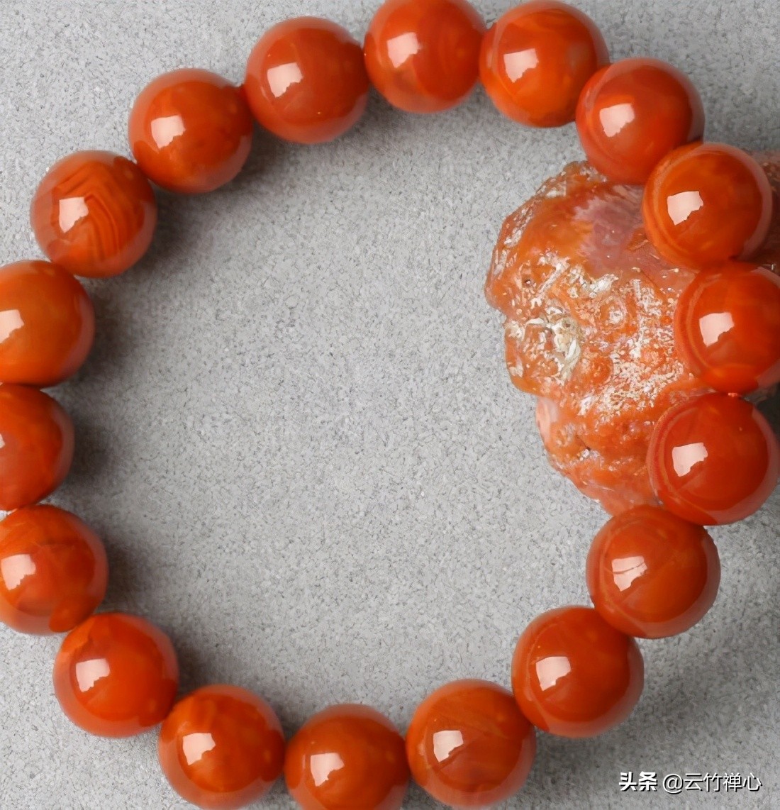 南红盘玩后油润感更强，红得更透更亮(图4)