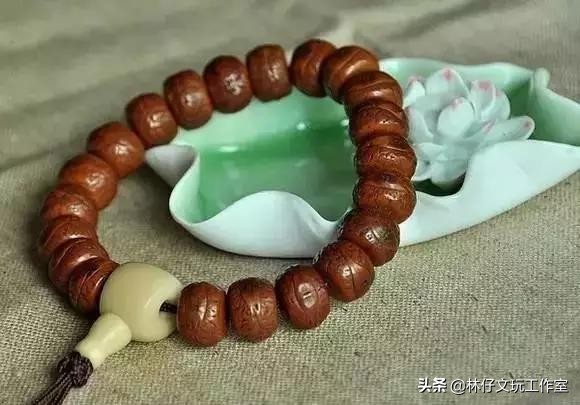 南红盘玩后颜色变红润,搭配更出彩(图20) 南红盘玩后颜色变红润,搭配更出彩(图20)