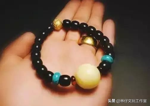 南红盘玩后颜色变红润,搭配更出彩(图25) 南红盘玩后颜色变红润,搭配更出彩(图25)