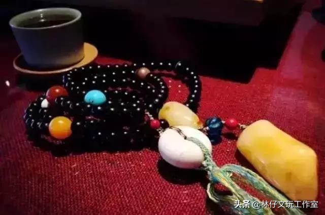 南红盘玩后颜色变红润,搭配更出彩(图29) 南红盘玩后颜色变红润,搭配更出彩(图29)