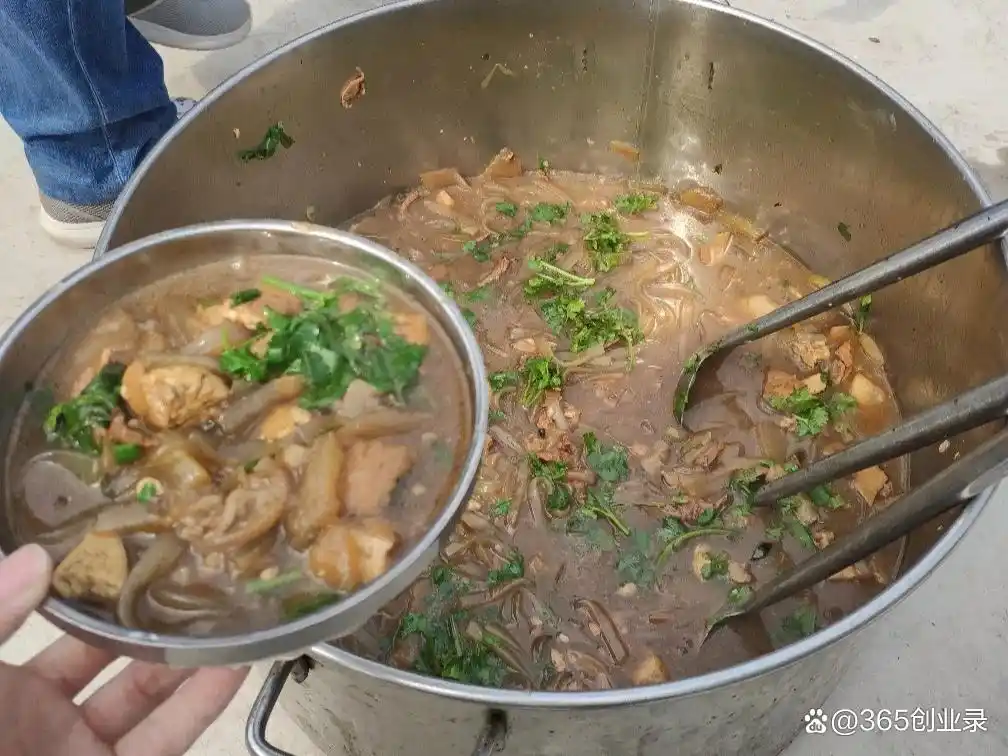 现在做什么生意赚钱投资少？卖大锅饭一天挣700不难(图2)